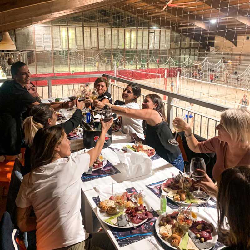 Lombardia Uno | Milan Club Calcio, Beach Volley, Tennis, Beach Tennis, Foot Volley, Ginnastica Artistica e Personal Training a Milano e in Lombardia. | immagine aperitivo happy hour