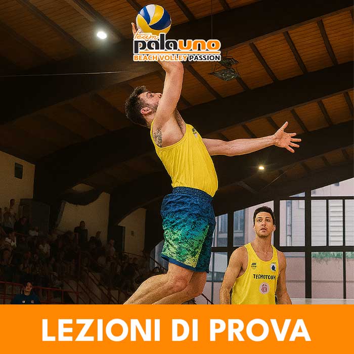 Beach volley lezioni di prova a Milano presso Lombardia Uno. Foto di due principianti che giocano a beach volley sul campo di Milano